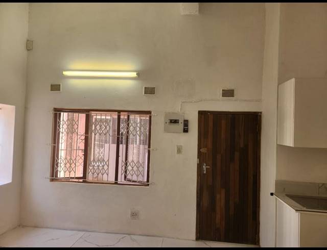 1 BEDROOM PROPERTY TO RENT IN CROSSMOOR